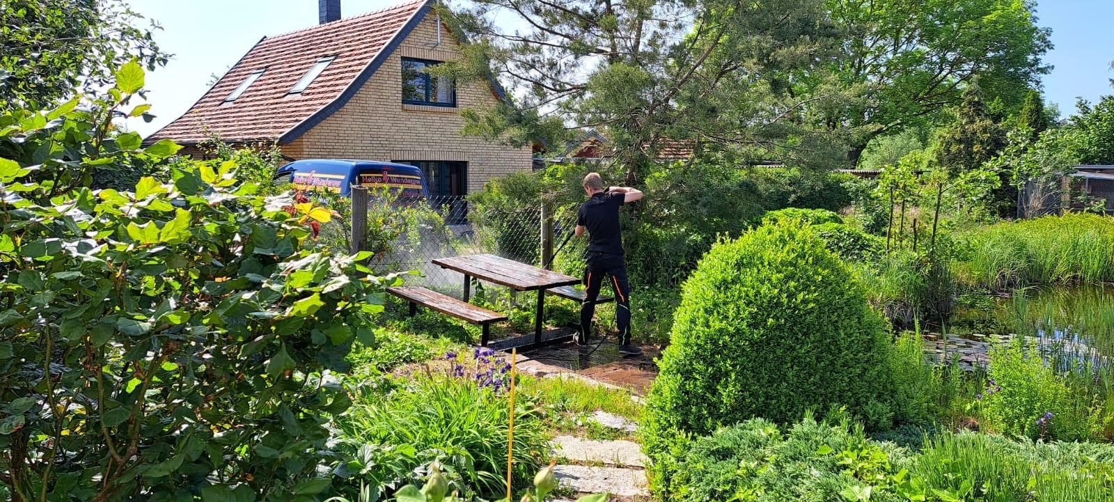Marius Steinert bei der professionellen Garten- und Grundstückspflege in Wismar